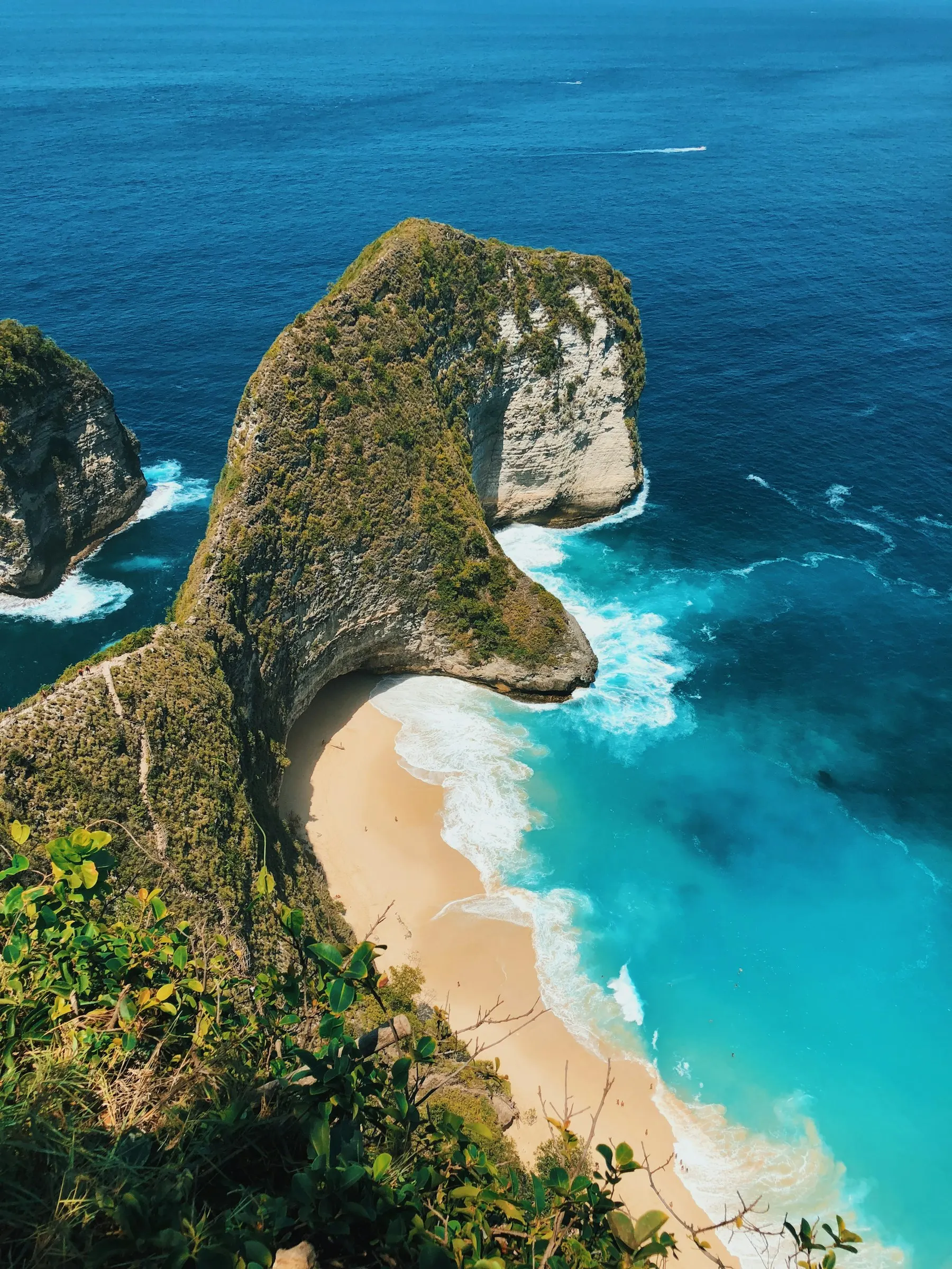 The cliffs and turquoise water of Bali's coast, a day trip from Ubud