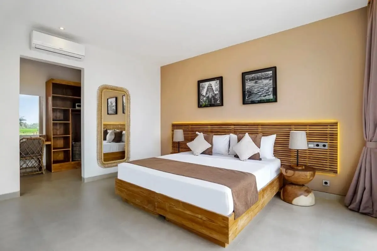 King bed, with the walk-in wardrobe behind